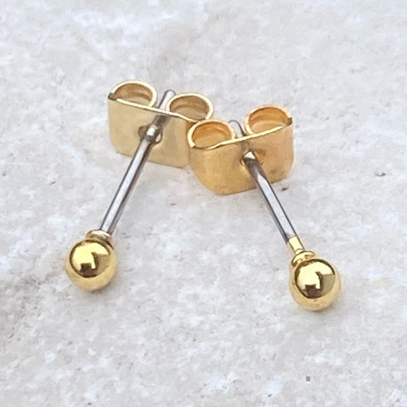 Gold tone stud earrings 3 mm new - Picture 1 of 7